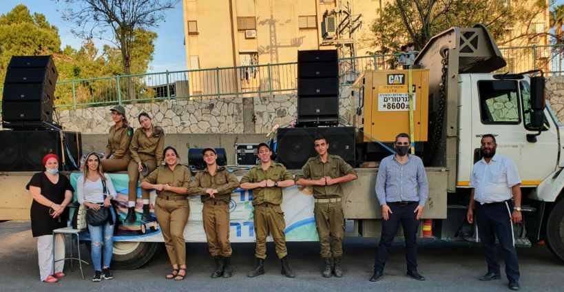 להקה צבאית עם סגן ראש העיר