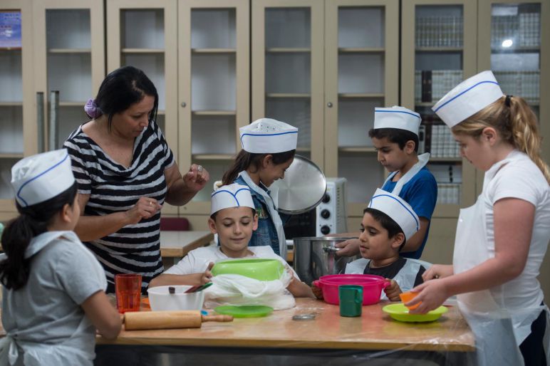 פעילות קרן קרב צילום מדף הפייסבוק של נפתלי בנט