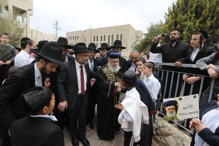 הרב יצחק יוסף מתקבל בידי מתפללי בית הכנסת