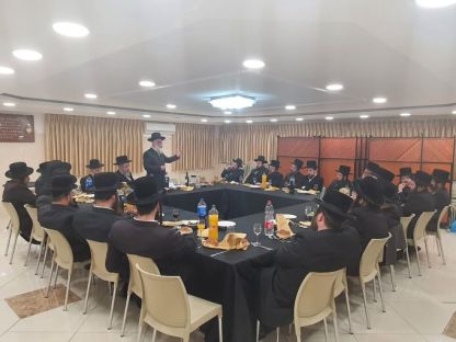 גולדברג הזמין נציגים מחב"ד והתעלם מנציגם הרשמי מנדלסון שמגיב: "הוא מומחה להרוס"