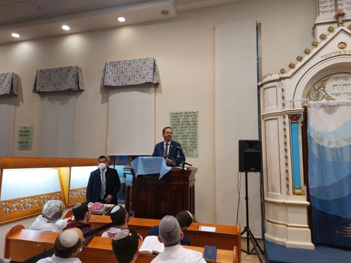 הנשיא הרצוג ליד ארון הקודש צילום: דוברות עיריית בית שמש