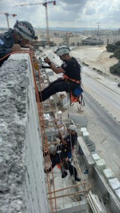 לוחמי האש מהיחידה לחילוצים מיוחדים בתחנה אזורית בית שמש בתרגיל אימונים