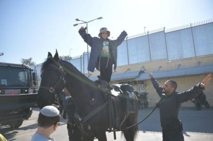 שי קמיר בן ה-7 מבית שמש הגשים את חלומו לפגוש את השוטרים של ירושלים
