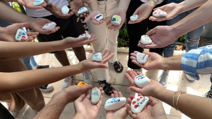 אהבה מכל הלב: תלמידים הניחו אבן וגלויה על קברי החללים