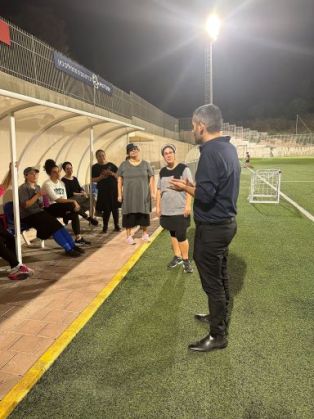 התשובה הנכונה לשלטי ההדרה שלא הוסרו: הקמת קבוצת כדורגל נשים על פי בקשתן