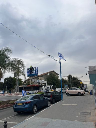 עובדי תפעול תולים דגלים בבית שמש