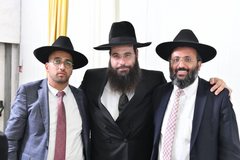הרב גדסי מימין, עם שמעון מורסיא ממונה על הכשרות ורועי גלנטי מזכיר המועצה