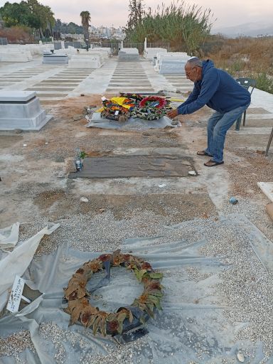 אבא של עופר עודי הי"ד ליד חלקת הקבר של בנו