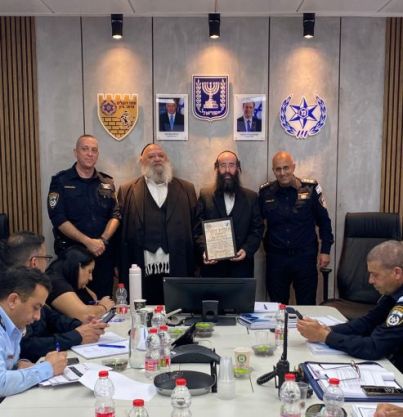 משטרת ישראל העניקה תעודת הוקרה למפקד זק"א בית שמש הרב אברהם קאפ