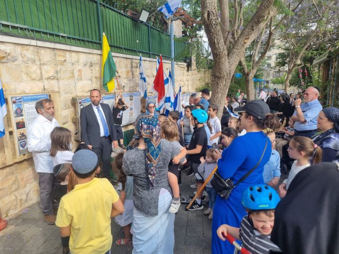 ראש העיר עם באי הטכס צילום: דוברות העירייה