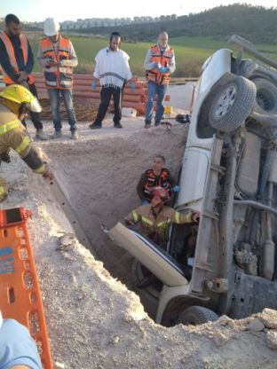 לכוד חולץ מרכב שהתהפך לתוך תעלה באתר בניה, בית שמש