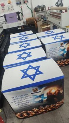 כל העיר מדליקה נר זיכרון ברחוב או בבית