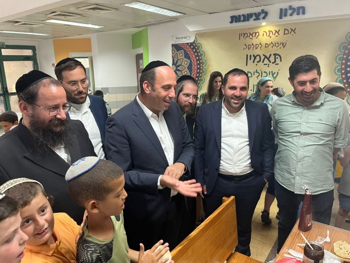 שימו לב לרקע...