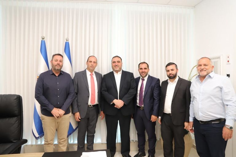 חרדים עם אחד בלי כיפה