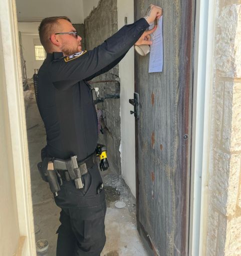 שוטר מדביק צו