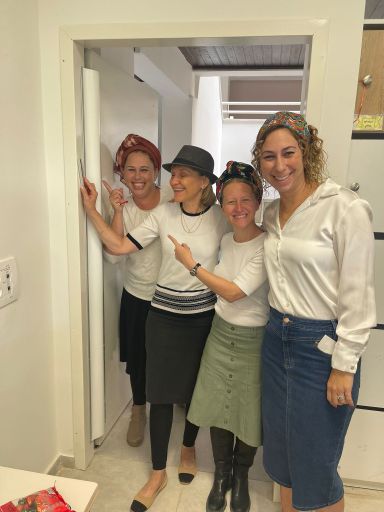 המנהלות מחייכות