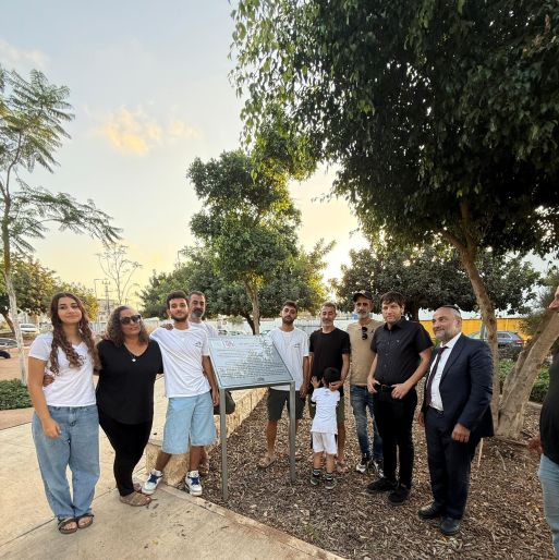 ח"כ אבוטבול בחורשה עם בני משפחה