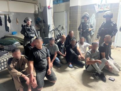שבחים בכל מקום-מאחורי קיר, מתחת לשמיכות ואפילו בבית קפה