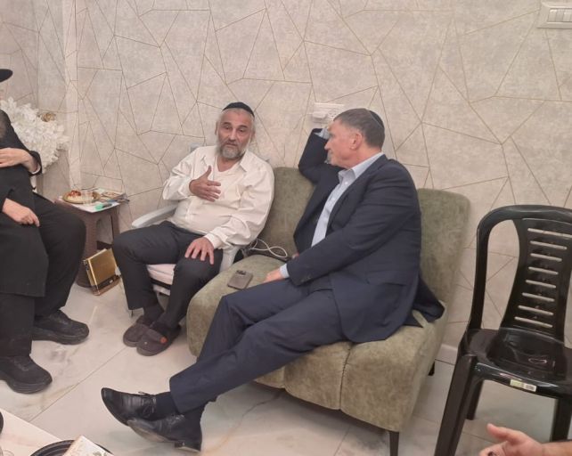 חה"כ אדלשטיין בבית חה"כ אבוטבול – באדיבות המצלם חה"כ אדלשטיין בבית חה"כ אבוטבול – באדיבות המצלם