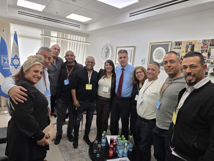 עם שר האנרגיה