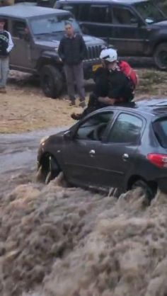 דרמה בנחל עין קובי, חולץ כלב שנלכד ברכב בלב השיטפון
