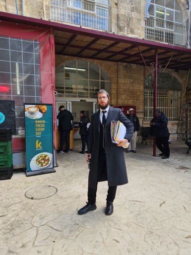 עו"ד ויינברג בפתח החנות
