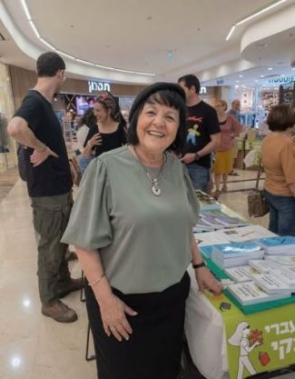 בלוך מסתובבת מלאה התרגשות בשבוע הספר
