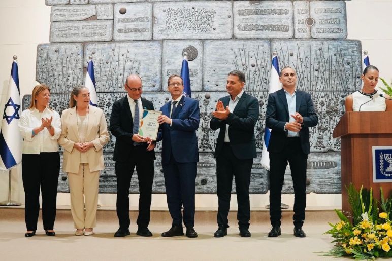 נועם צבי נציג העמותה על הפודיום נועם צבי נציג העמותה על הפודיום
