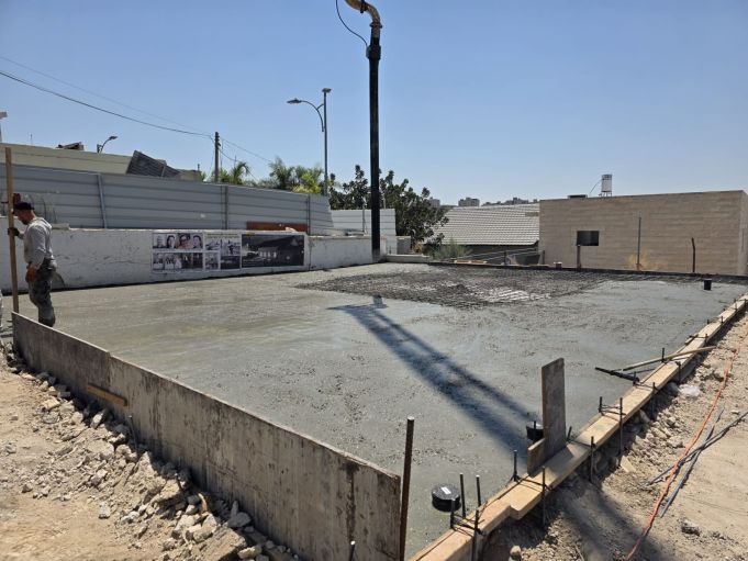 יציקת הרצפה לבית הכנסת יציקת הרצפה לבית הכנסת