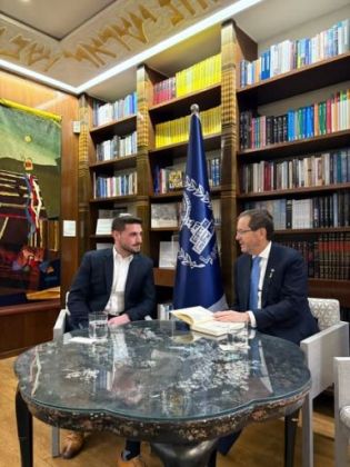 תושב העיר- עולה סופר וגם חייל בבית הנשיא