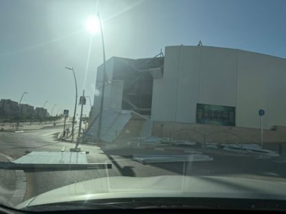 רוחות עזות ברח' רב מרי- מבנה התפרק וסיכן עוברים ושבים