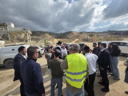 אורחים במחצבות- המשרד לאיכות הסביבה ירד לשטח