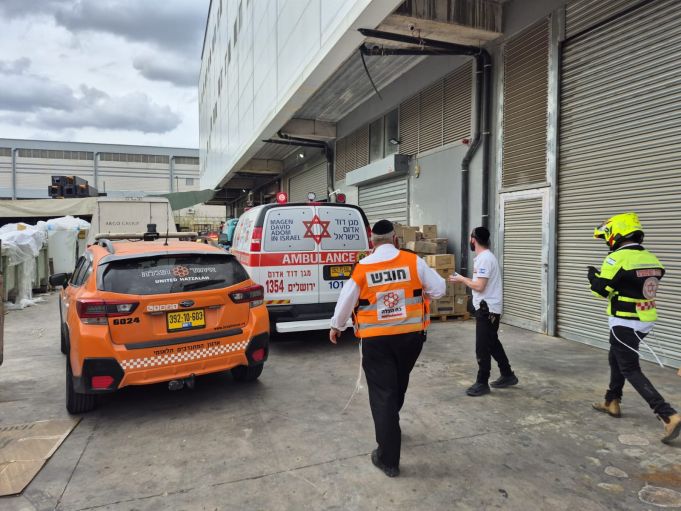 איחוד הצלה מגישים עזרה לנפגע איחוד הצלה מגישים עזרה לנפגע