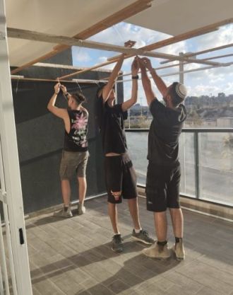 גם השנה תלמידי מכינת ידידיה יסייעו לכם בבניית הסוכה