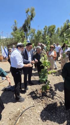 בתמונה: גרינברג, ד"ר יוסף עדיחי כהן, הרב רפי אסולין