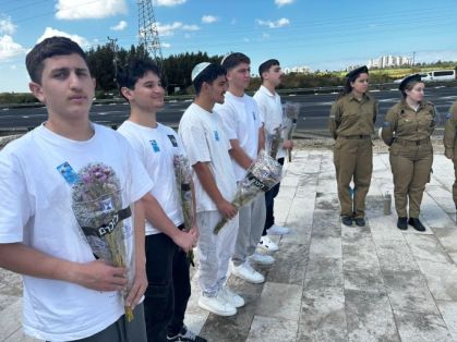 תלמידי ישיבת אמית נחשון ערכו טקסי זיכרון בחלקות הלוחמים במושבים
