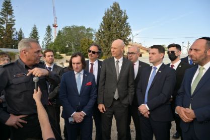 השר האורח מקבל הסבר מפי מפקד כיבוי אש והצלה