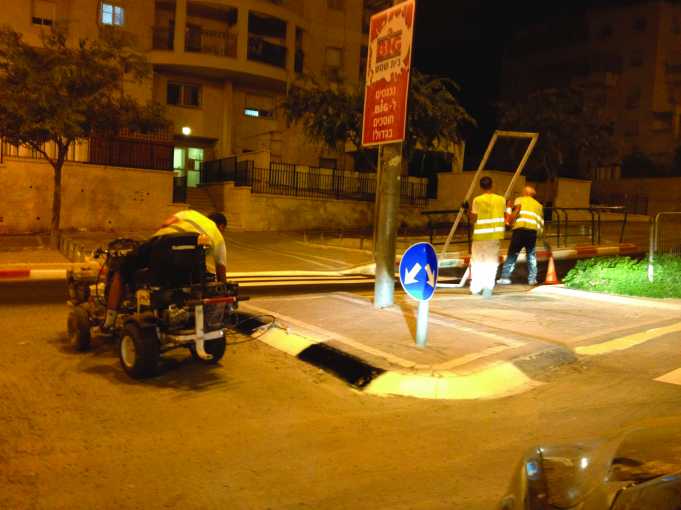 צביעת כבישים בעיר, תמונת ארכיון