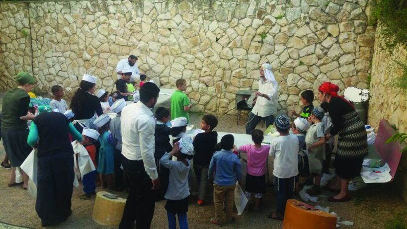 ילדים אופים מצות. תמונת ארכיון