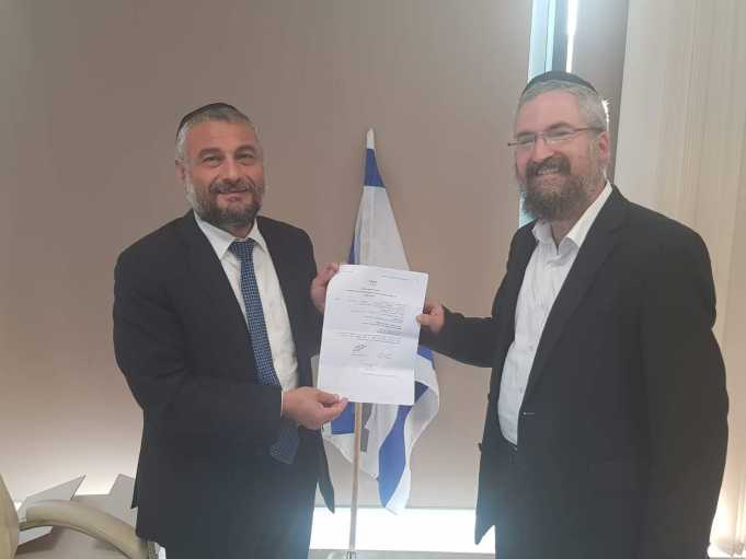 ישראל סילברסטיין עם ראש העיר אבוטבול
