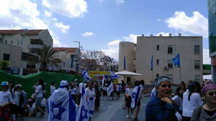 תלמידות חטיבות הביניים אמי"ת במצעד הדגלים