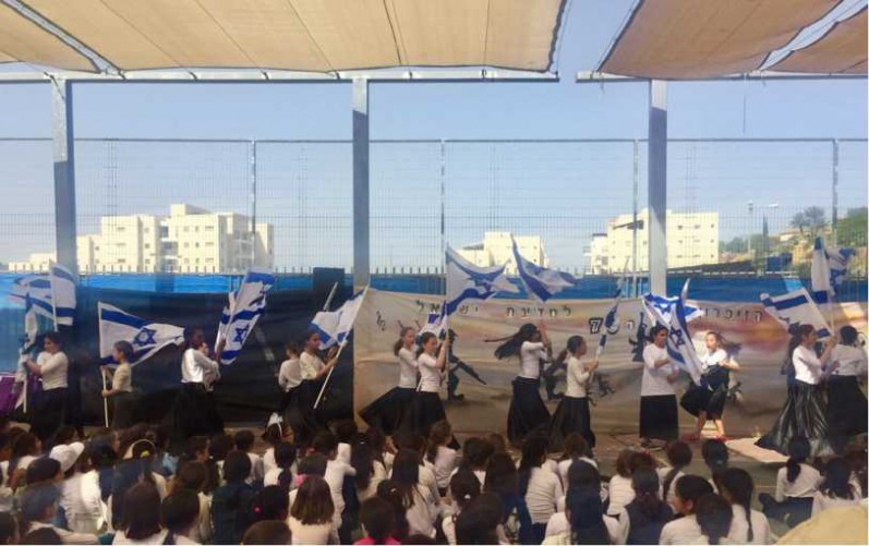 תמונה מטכס ערב יום העצמאות באורות בנות