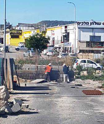 במקום להשלים את עבודות הכביש בנו קיר חוסם