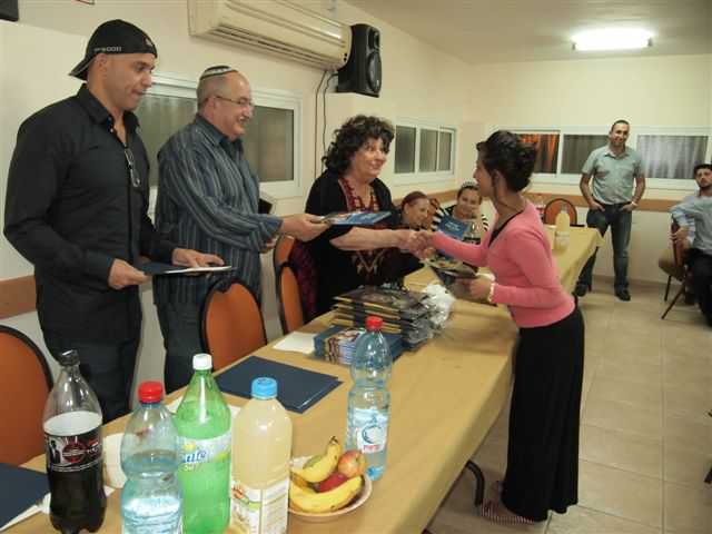 גאולה כהן בטכס חלוקת מלגות ע"ש אחותה מלכה גיאת